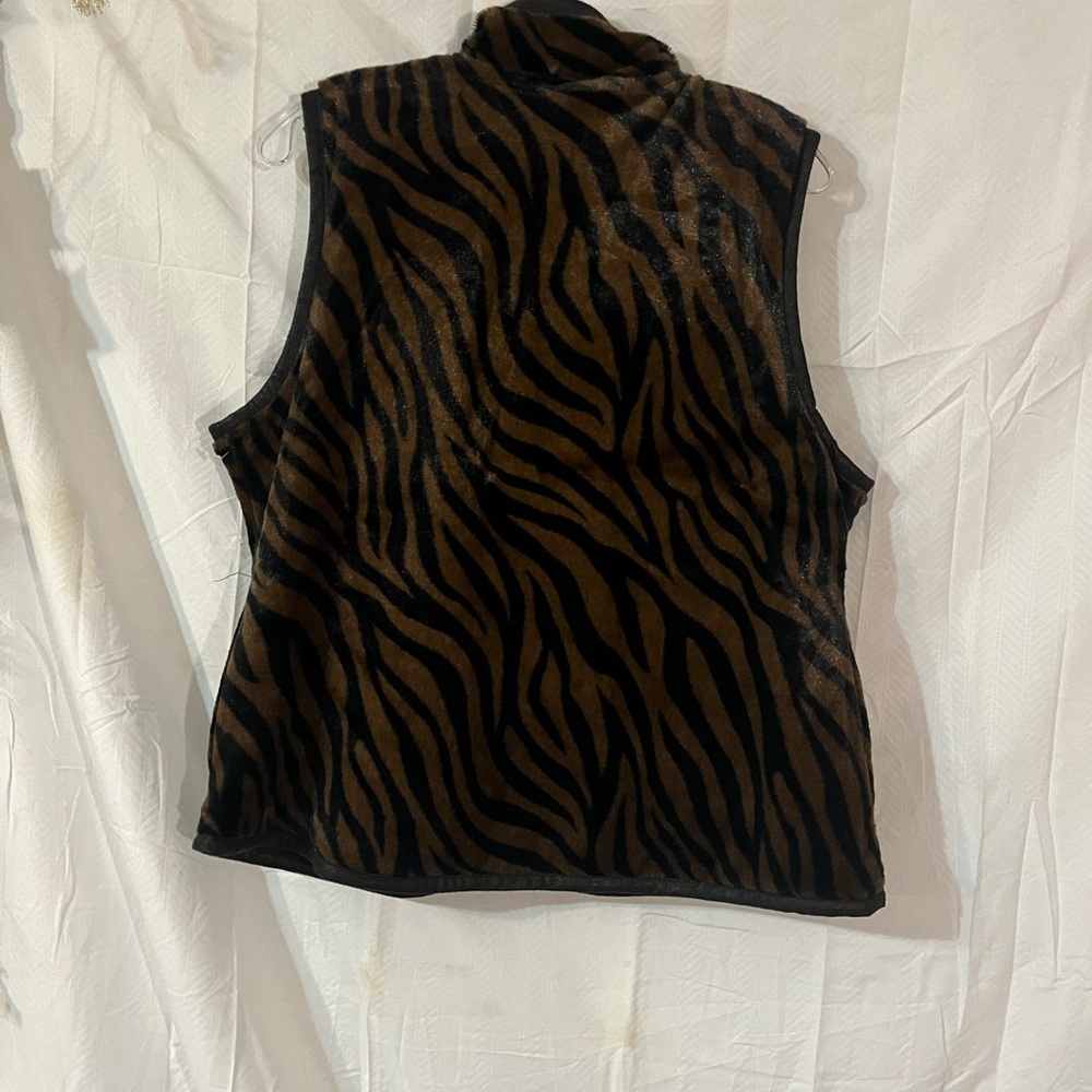 Women’s Animal print zipper front Vest. Size M
W3 - Picture 5 of 8